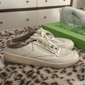 Reebok Cream Sneakers Sleek Design with Cushioned Comfort